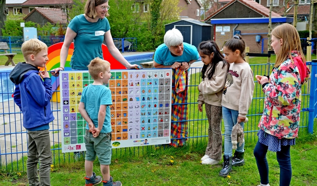 In Speeltuin Tuindorp hangt nu een communicatiebord, die kinderen helpt om elkaar beter te begrijpen en te helpen.