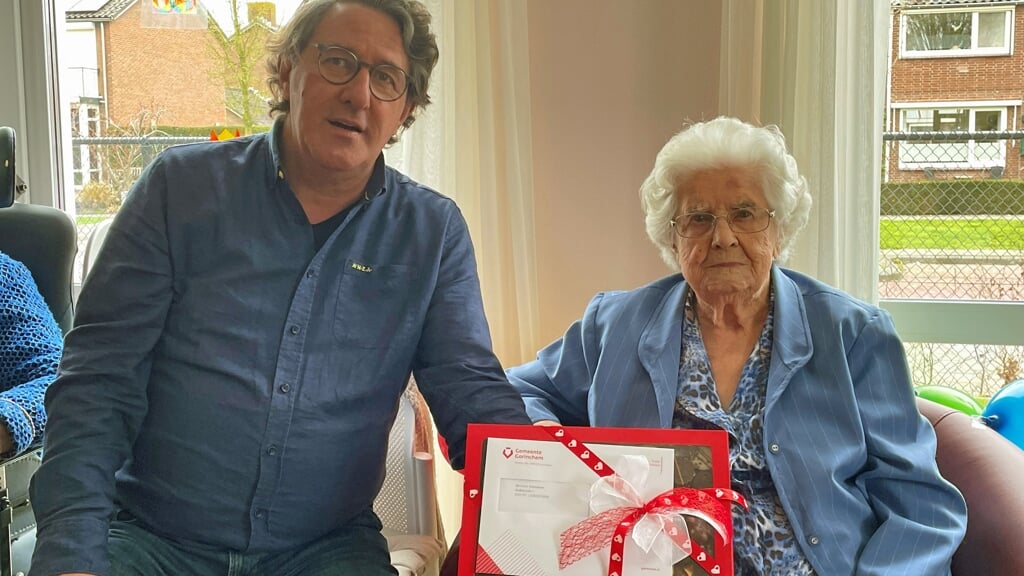 Mevrouw Kanekens, in gezelschap van een familielid, ontving van gemeente Gorinchem een doos bonbons en taart 