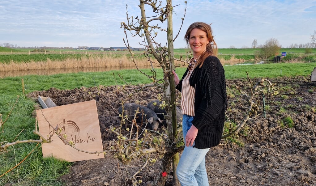 Miriam bij het stuk land dat omgewoeld is door varkens en binnenkort beplant wordt