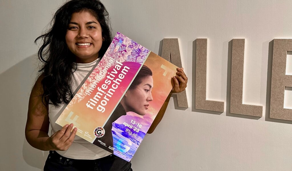 Christel de Gier met de poster van het festival.