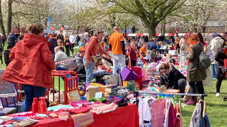 De markt bij Buurtpark Maandereng werd vorig jaar traditiegetrouw drukbezocht.