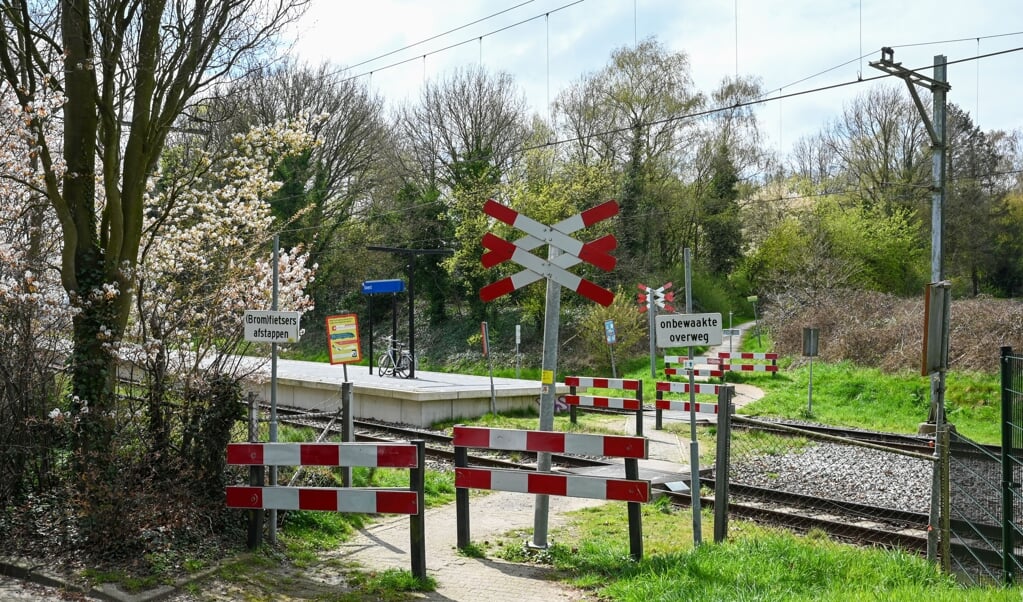 ProRail en de gemeente bespreken op welke manier de overweg bij De Gouden Ploeg kan worden beveiligd en wat de financiële consequenties ervan zijn.