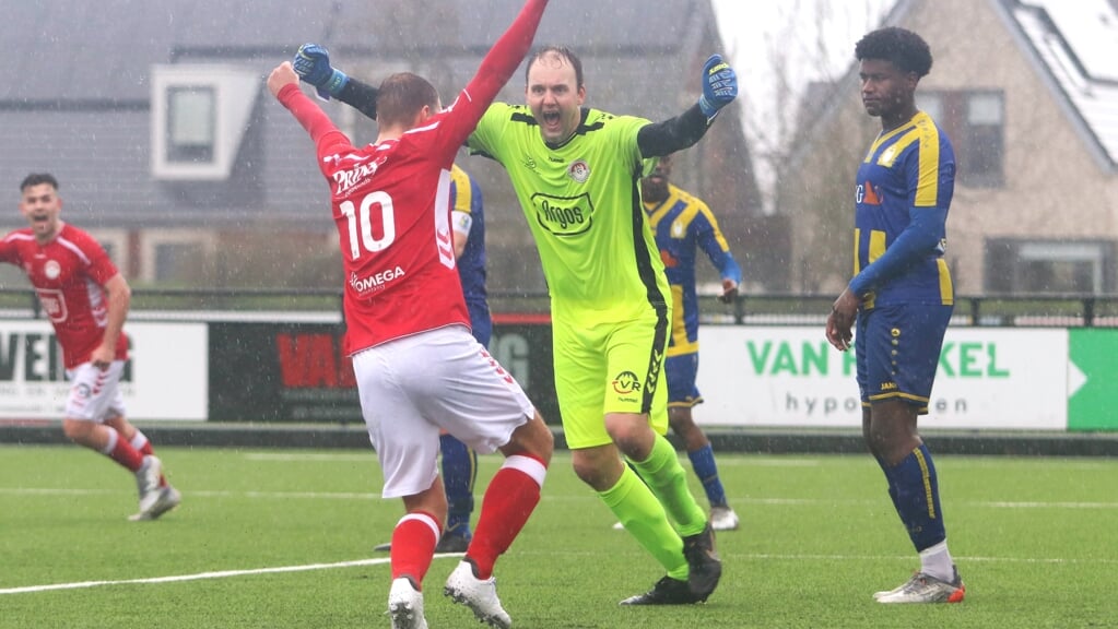 Maikel Breedijk (keeper) en Thijs Klopper (doelpuntenmaker 1-1) vieren namens Renswoude feest door de late overwinning.