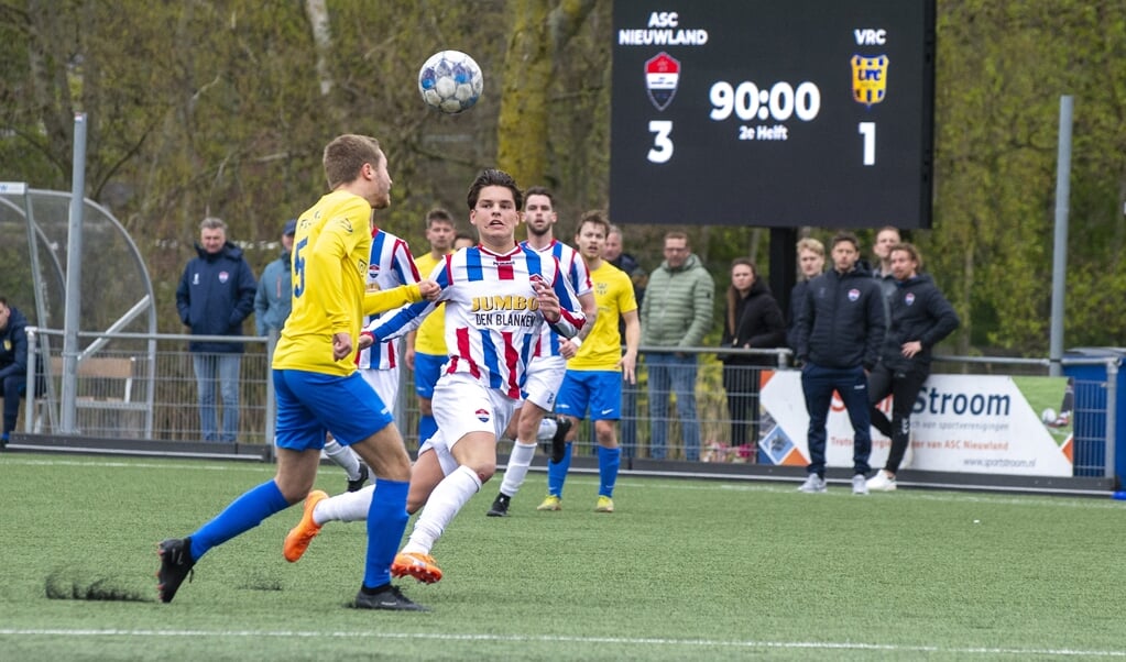 ASC Nieuwland deed zaterdagmiddag goede zaken voor lijfsbehoud in de tweede klasse door tegen VRC uit Veenendaal met 3-1 te winnen.