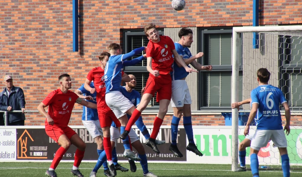 Een luchtduel tussen SDC Putten en Nunspeet; de thuisploeg won de derby met 6-1.