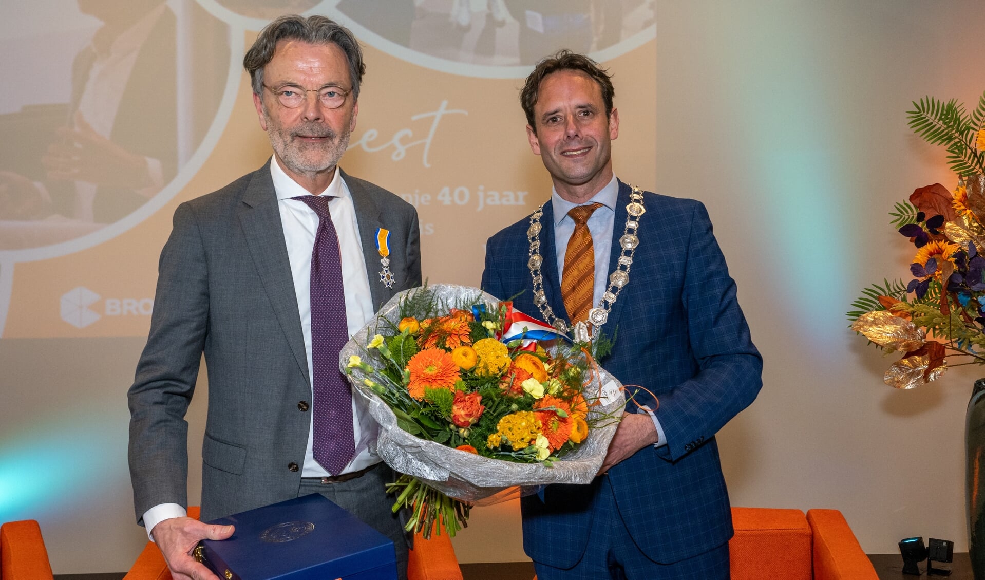 Joost Fraanje werd tot zijn verrassing benoemd tot Ridder in de Orde van Oranje Nassau, burgemeester Harm-Jan van Schaik decoreerde hem.