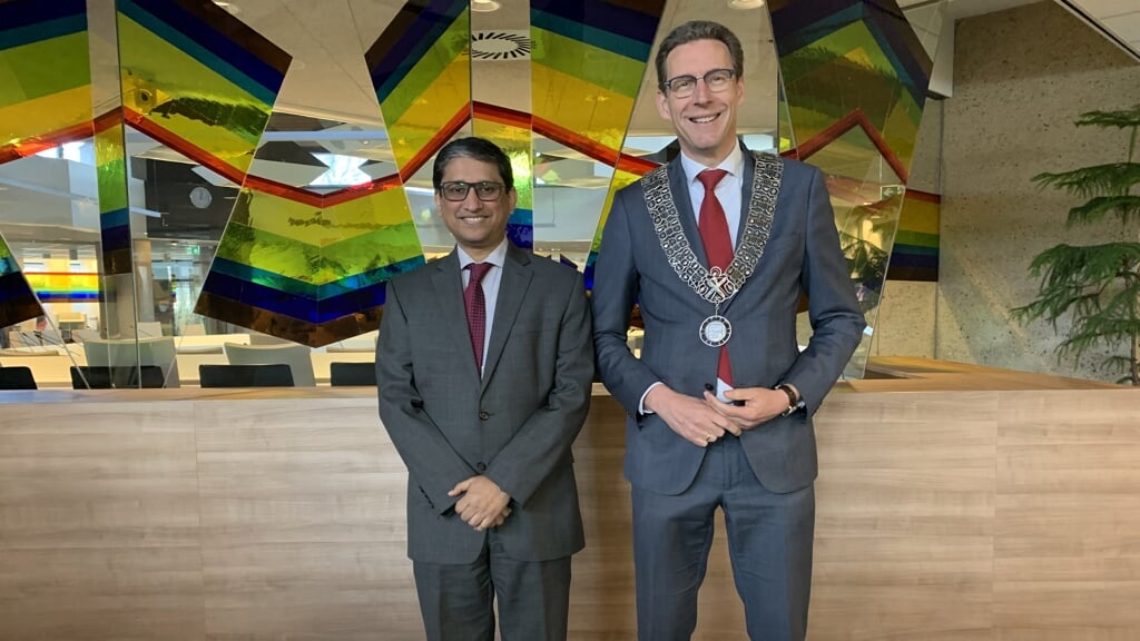 De ambassadeur van Bangladesh, Riaz Hamidullah. met burgemeester Tjapko Poppens.