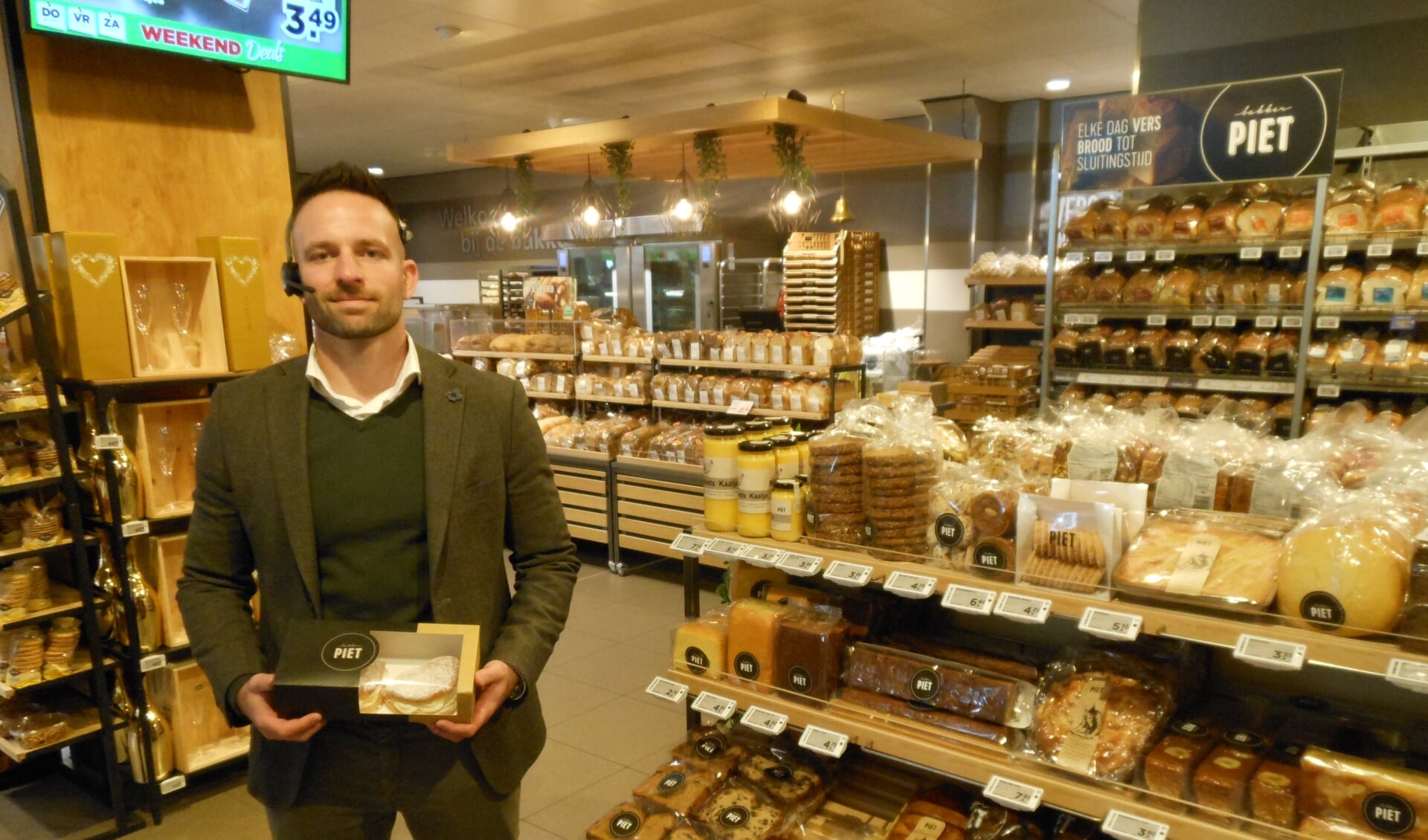 Gabri van Elswijk bij de lokale producten van Bakker Piet. 