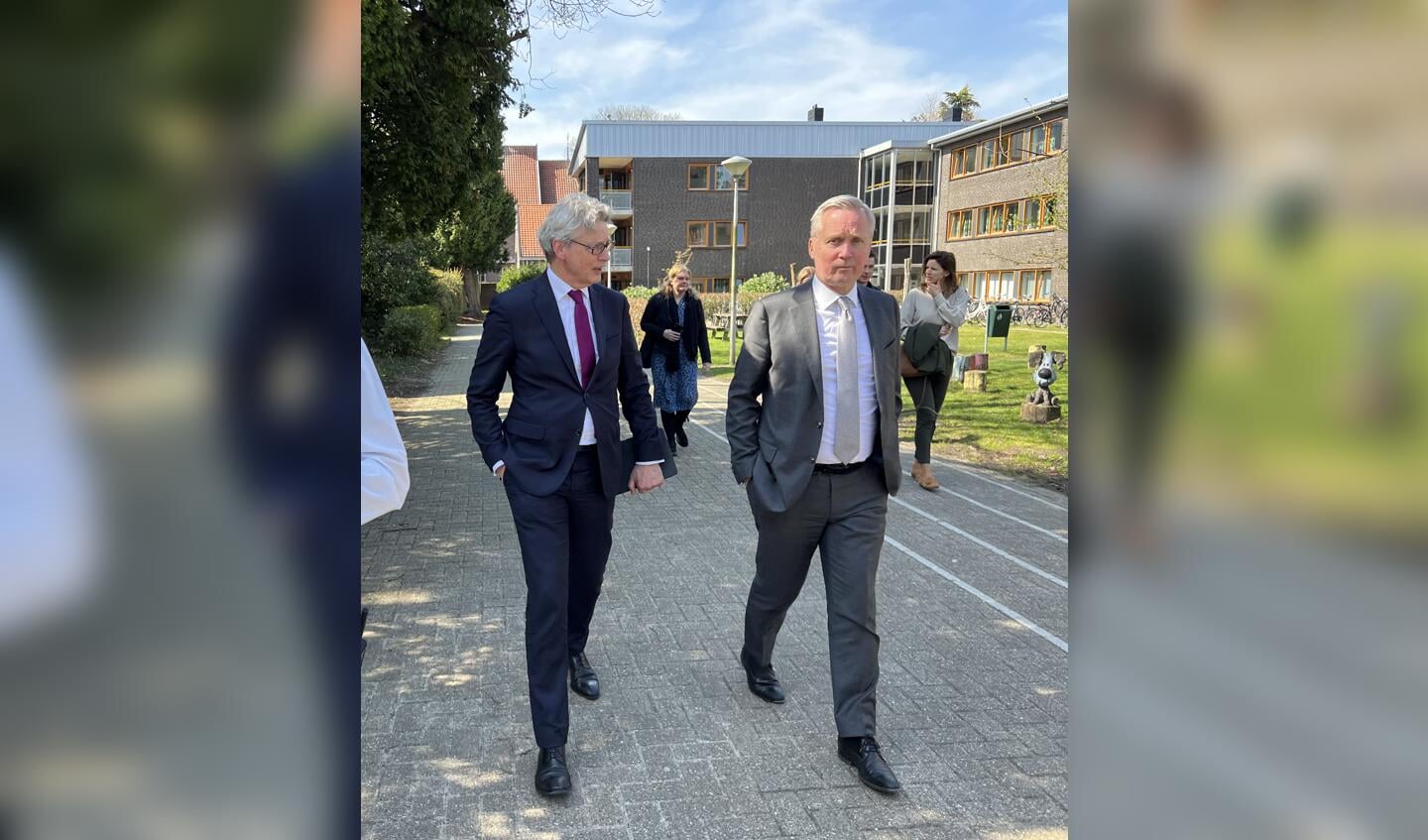 Staatssecretaris Eric van der Burg (asiel) bracht woensdag een bezoek aan het AZC aan de Barchman Wuytierslaan in Amersfoort.