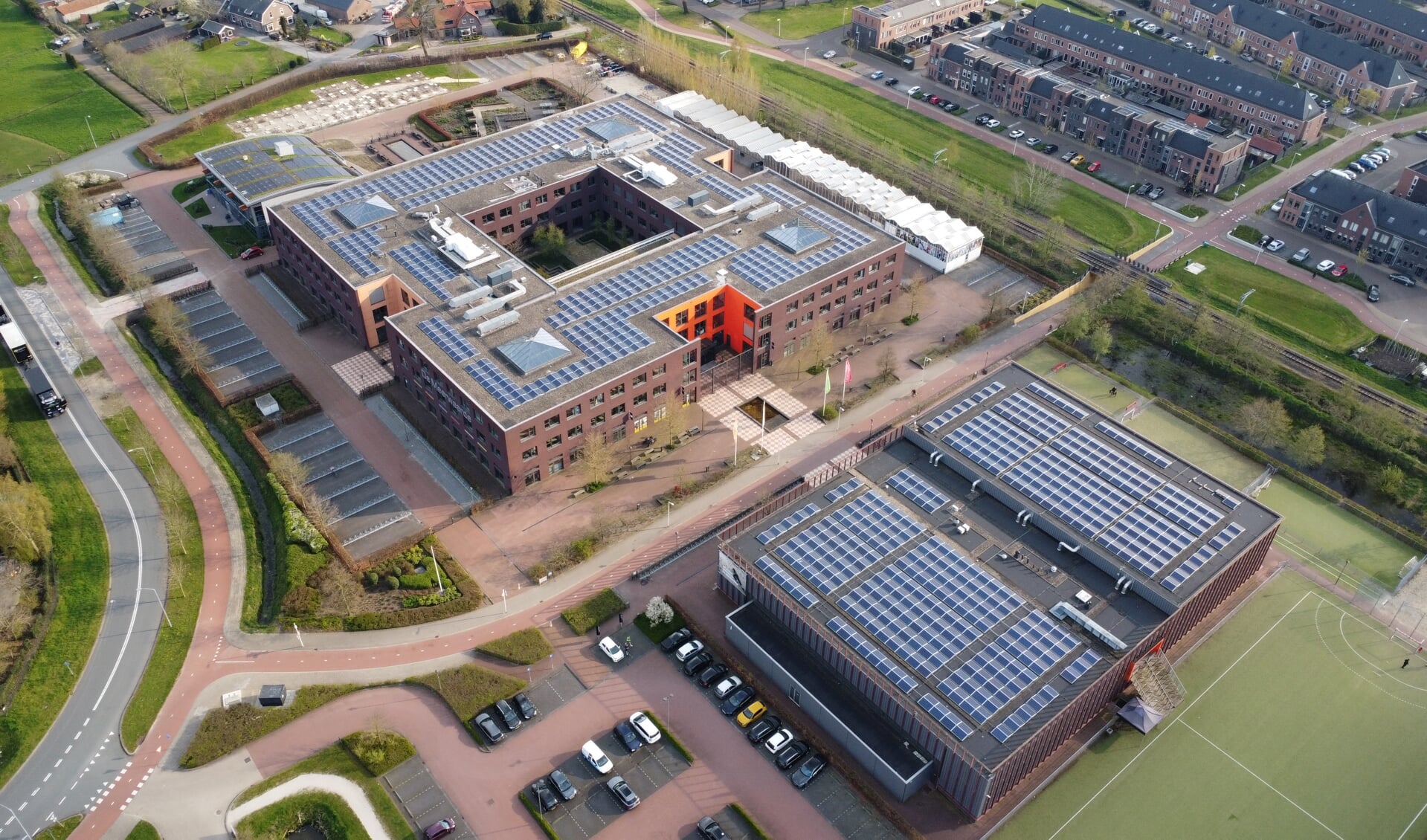 Het dak van MBO school De Meerwaarde in Barneveld ligt vol met zonnepanelen.
