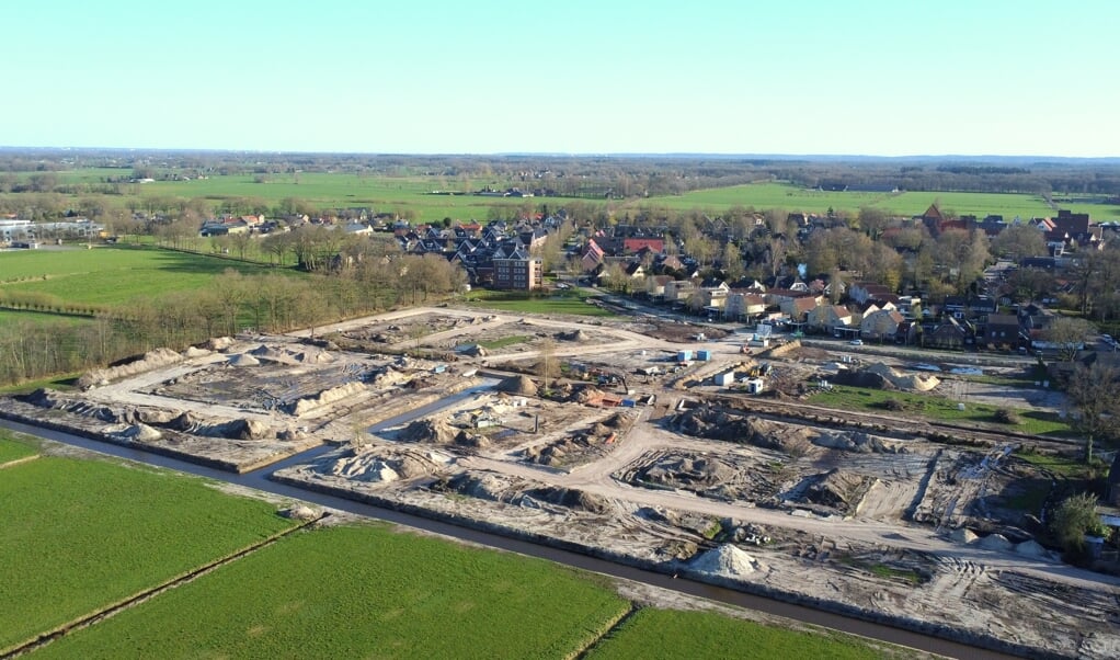 Grondwerk voor nieuwbouwwijk Mastenbroek is gestart, met op de achtergrond het centrum van Achterveld.