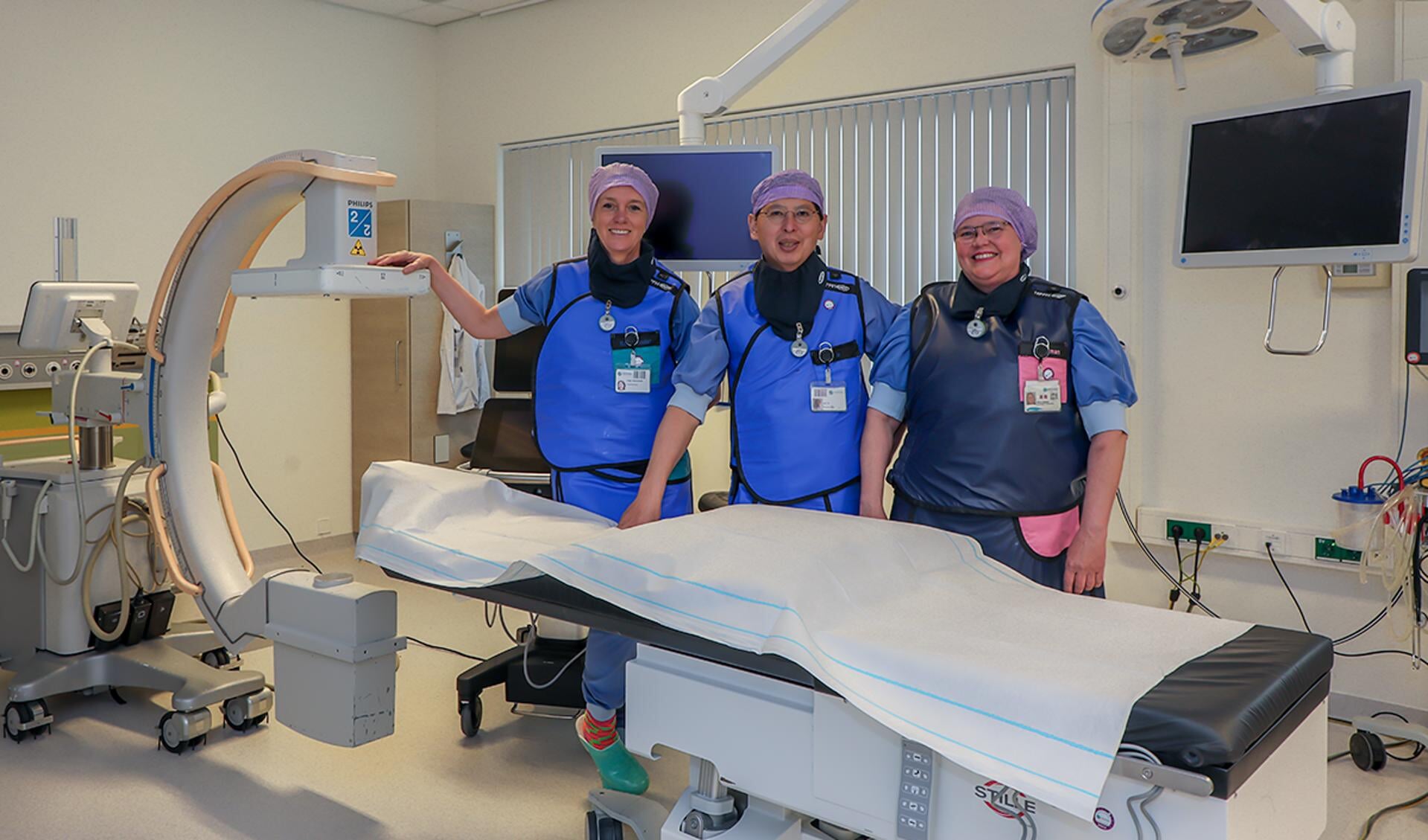 v.l.n.r. Tanja Koornwinder en Han Ie, beiden anesthesioloog-pijnspecialist, en anesthesiemedewerker Karen Logeman in het nieuwe centrum. 