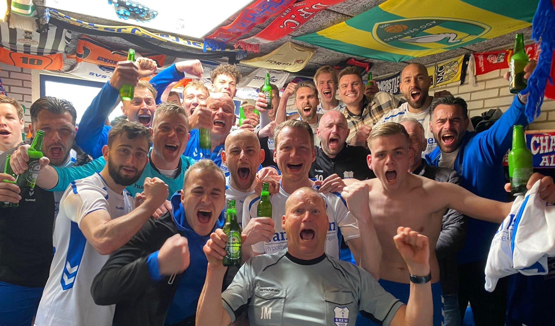 Vreugde bij SVS'65 na de gewonnen wedstrijd tegen Asperen.