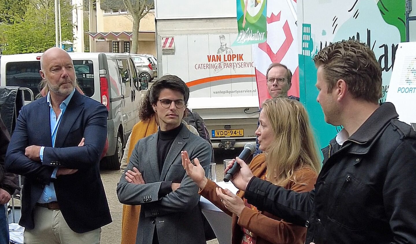 Opleverfeest warmtenet van de Willem-Alexanderflat. 
Marije Buursink van Poort6 legt het e.e.a. uit.