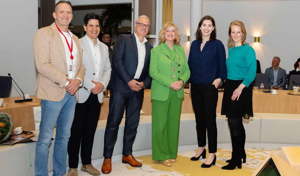 Burgemeester Melissant met haar man Martien en de raadsleden Dicky van Veen, Maarten de Pagter, Laura Pellikaan en Janneke van Oversteeg