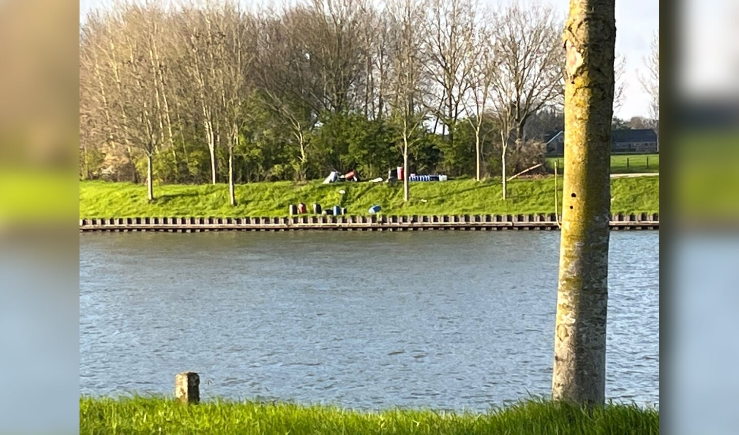 Vaten met illegaal gedumpt afval bij de Goyerbrug