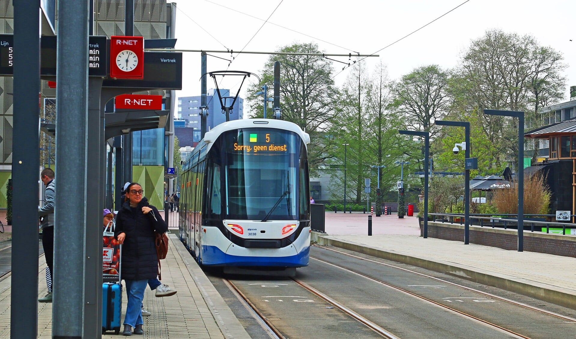 De eindhalte van tramlijn 5 op het Handelsplein. Menigeen ziet de tram graag doorgetrokken naar het busstation.