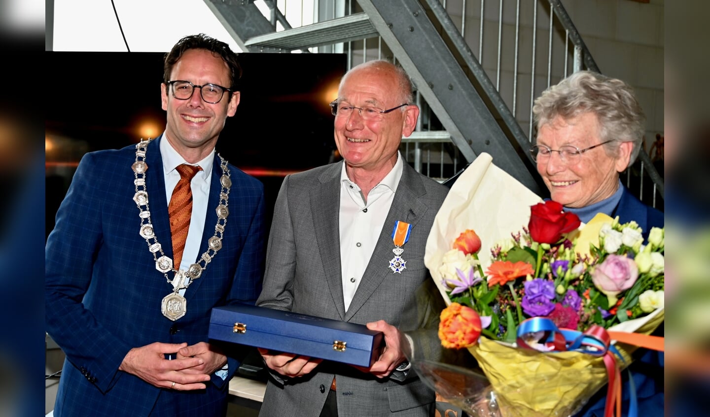 Burgemeester Harm-Jan van Schaik, Ridder in de Orde van Oranje-Nassau Marcel Celie en zijn vrouw Gerrie.