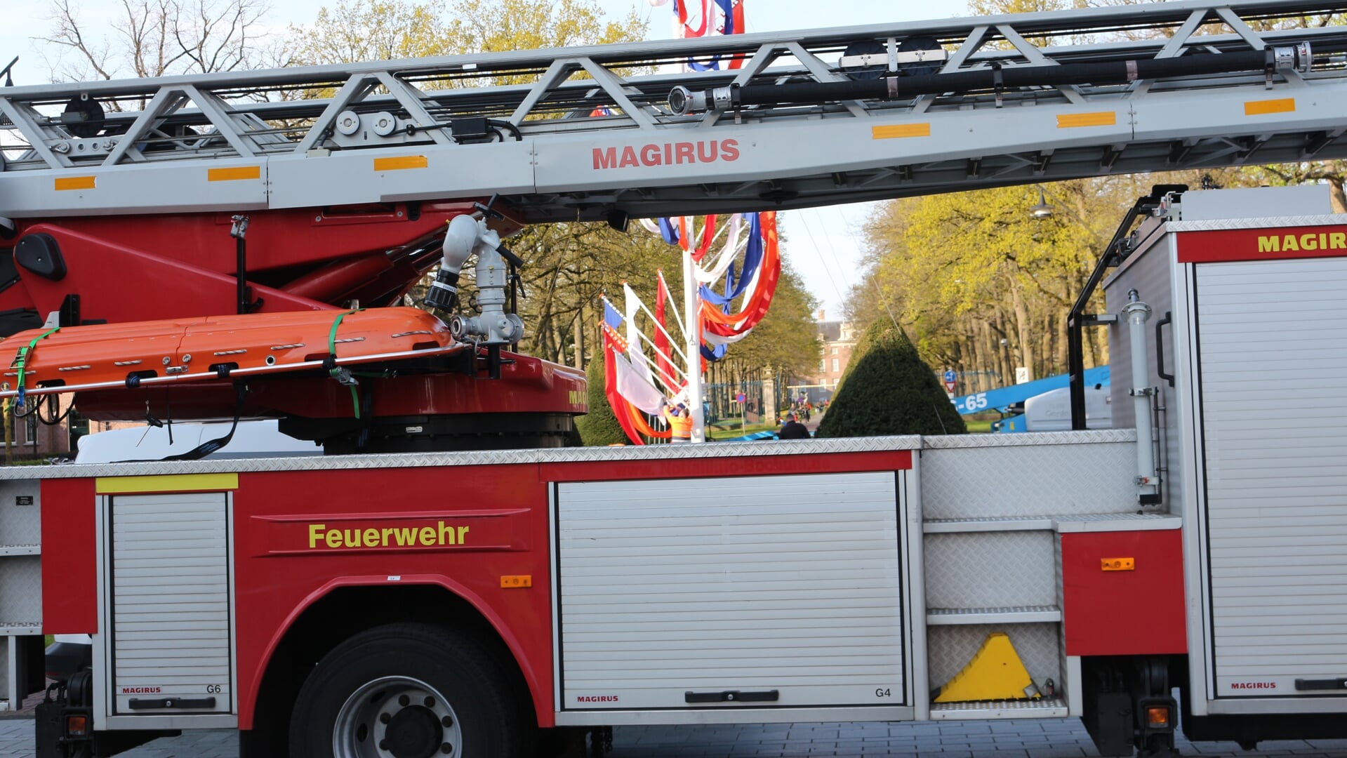 De gehuurde ladderwagen op Koningsdag voor de vlaggenmast op Het Rond in Zeist.