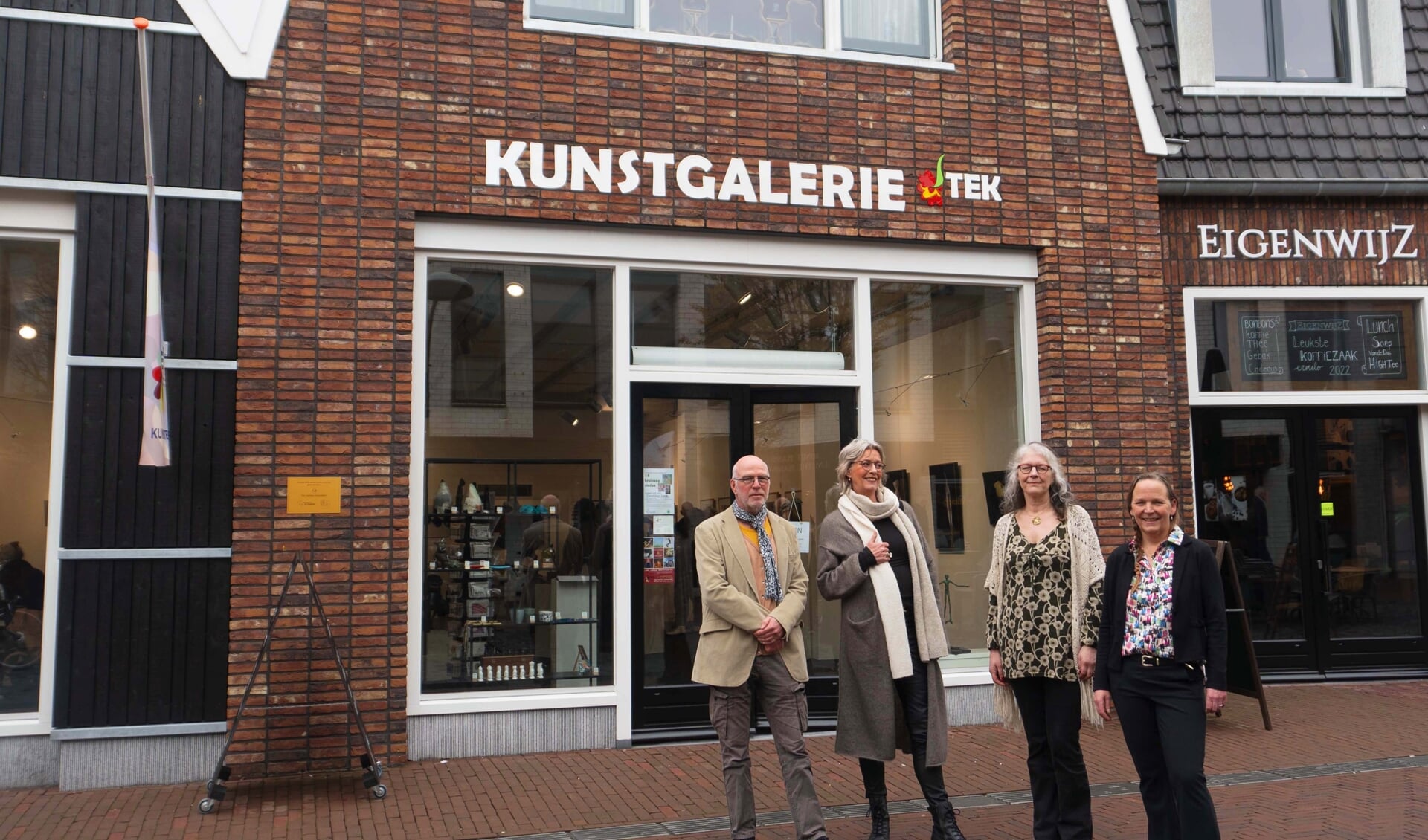 Bert van Emaus, Corry Wijnen, Relinde Kattenberg en Henriëtte Houtsma voor de galerie van StEK in Ermelo waar zij momenteel exposeren.
