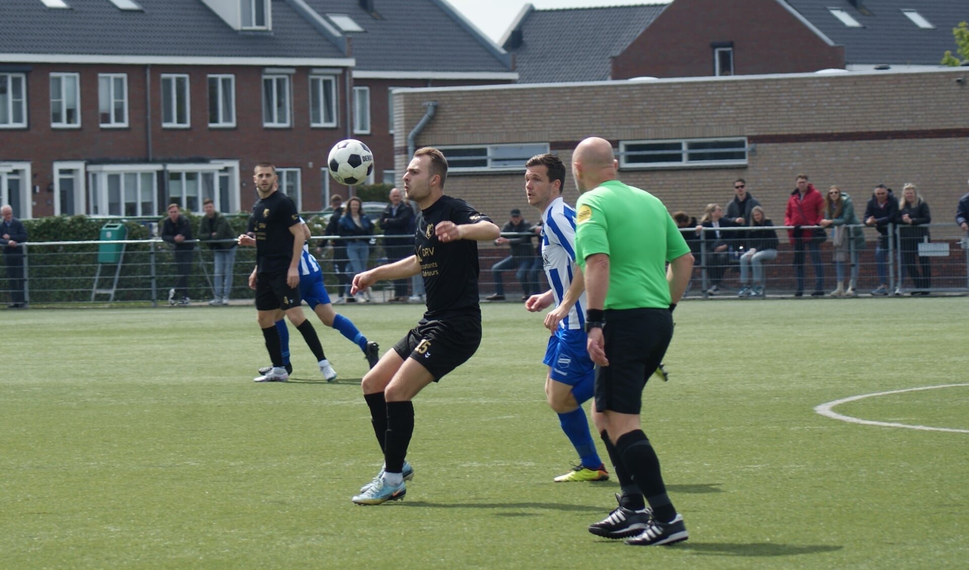 Fabian Steenhuisen (l) schermt de bal af voor een tegenstander