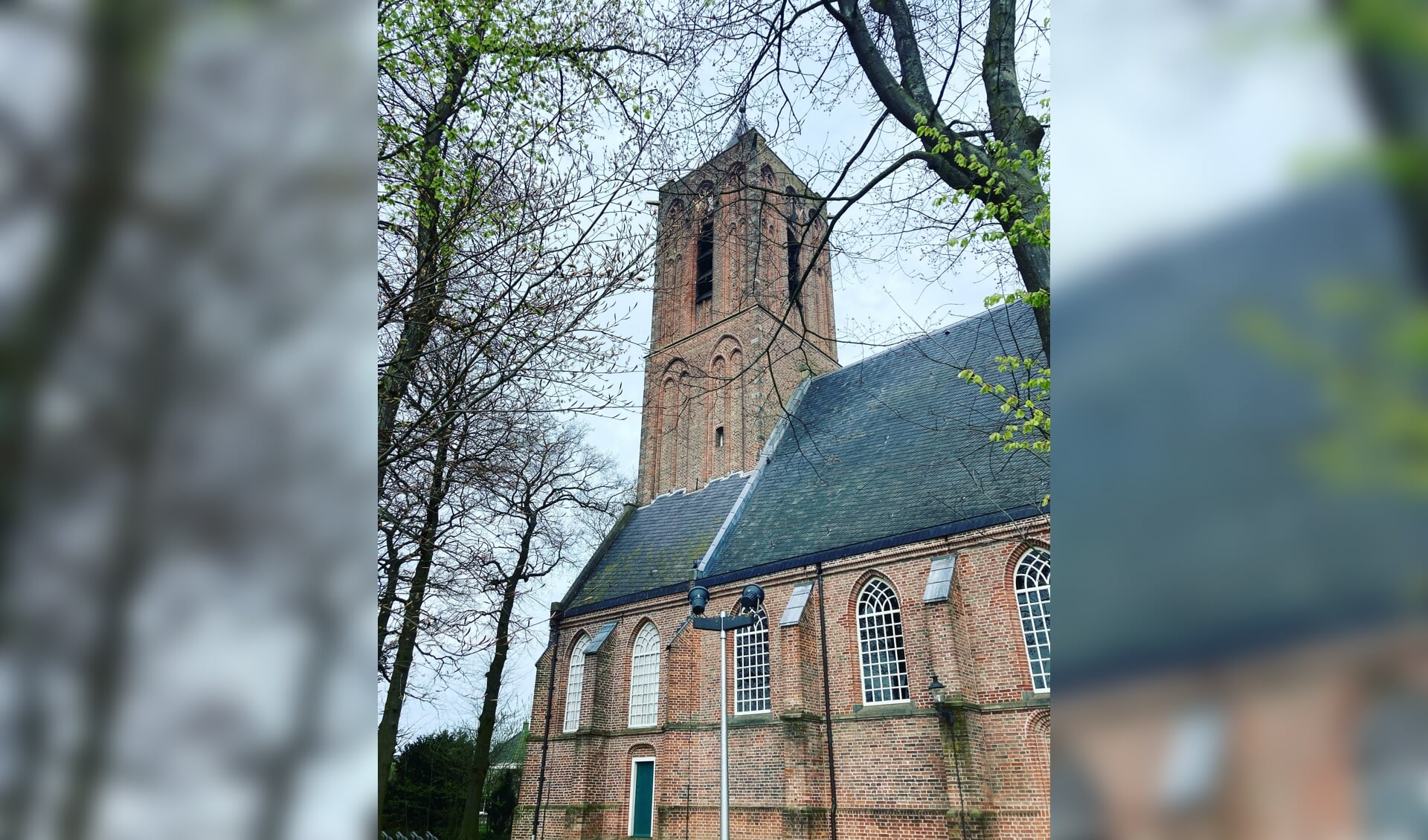 De kerk in Westbroek op een winderige lentedag.