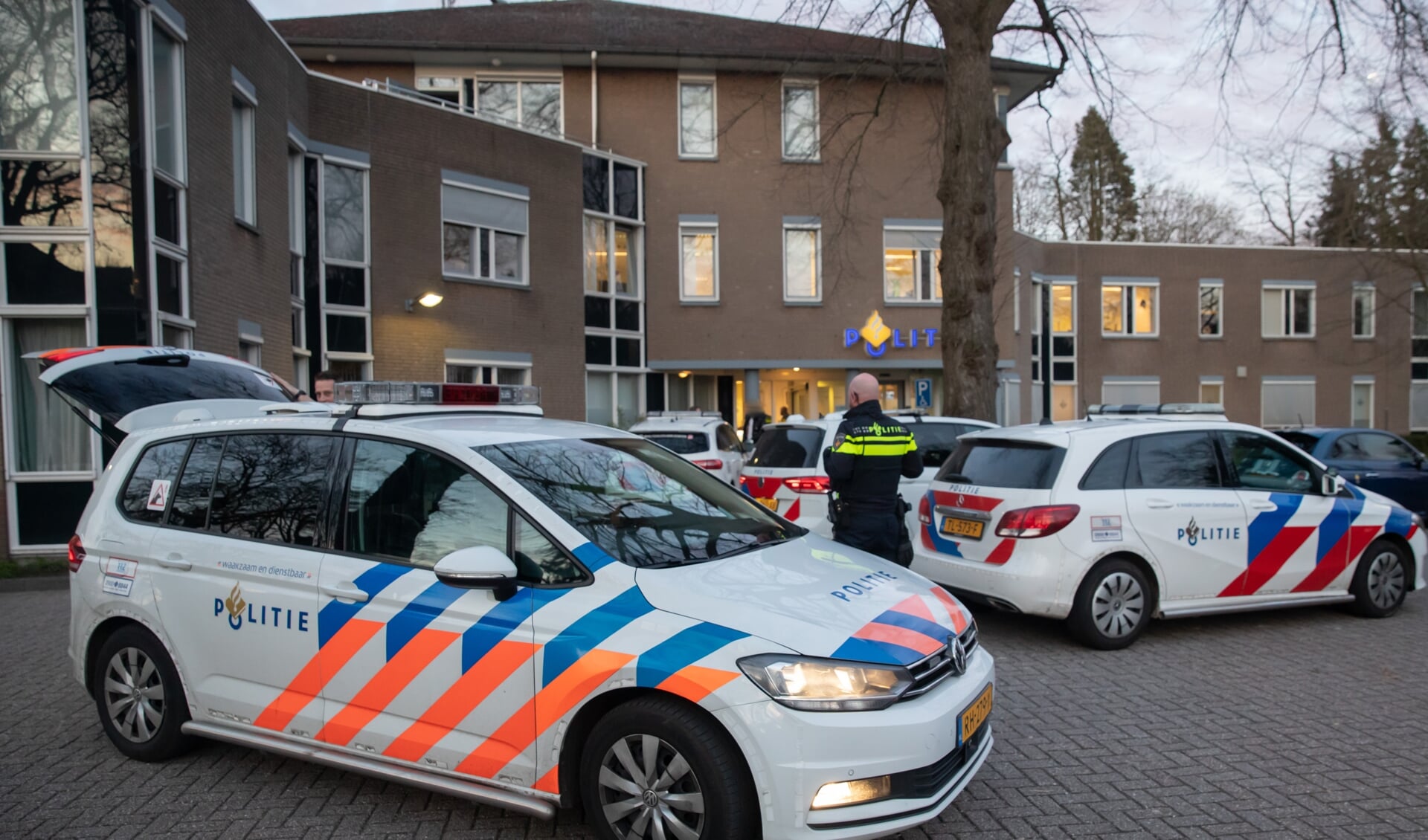 Terwijl zo beetje heel politie Eemland aanwezig was, bij en nabij de wedstrijd Spakenburg - PSV vlogen meerdere politieauto's uit Gooi en Vechtstreek dinsdagavond met grote spoed naar het politiebureau aan de Eemnesserweg in Baarn.