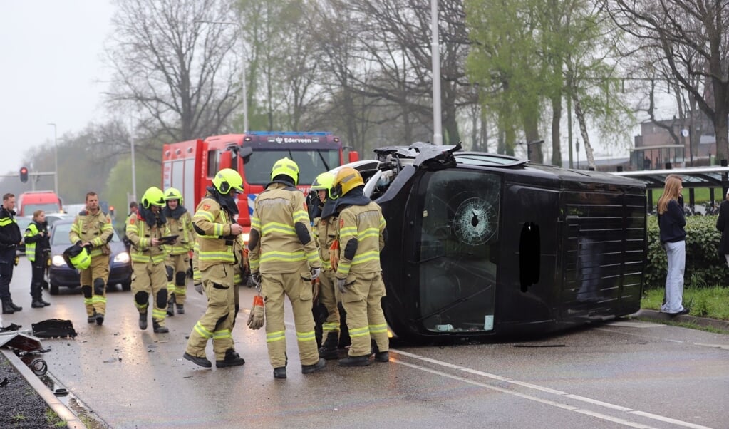 Bestelbus Klapt Op Hek En Belandt Op Zijn Kant - EdeStad.nl Nieuws Uit ...