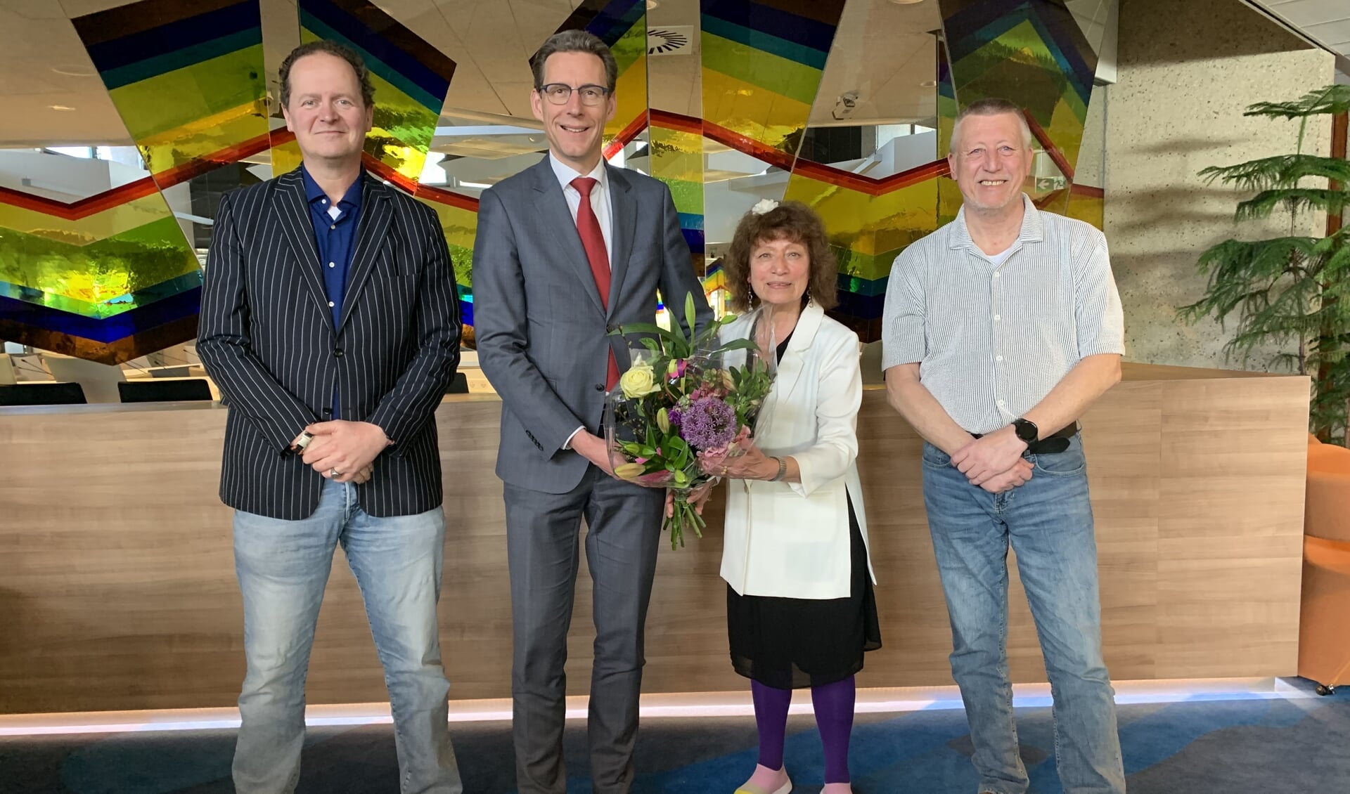Van links naar rechts: Wouter Tenger-Geurtz (vicevoorzitter Bond van Wapenbroeders Amstelland). burgemeester Tjapko Poppens, Conchita Willems en Cor Bruijn (secretaris).