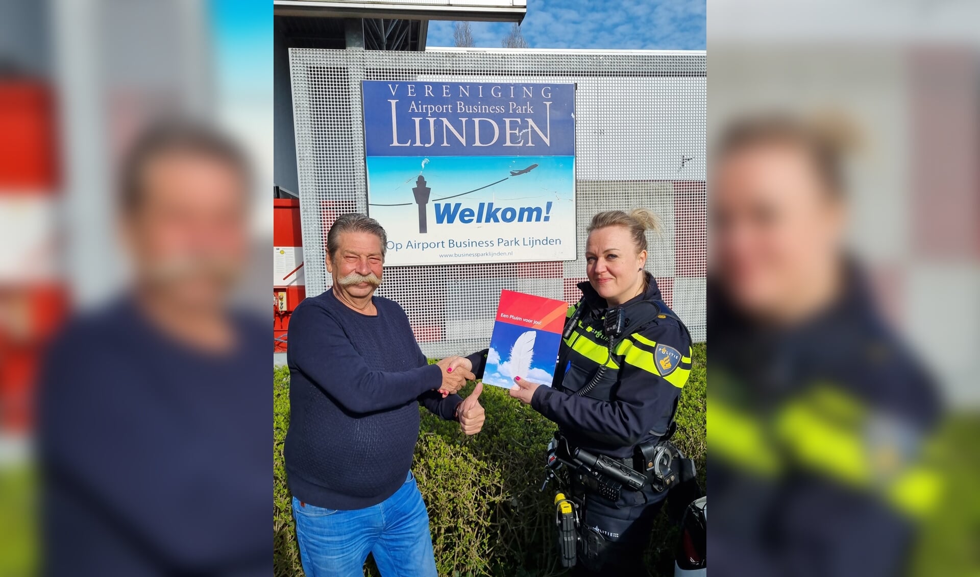 Wijkagent Roos deelt een pluim uit aan de manager van het business park in Lijnden, Gerard Kamphorst. 