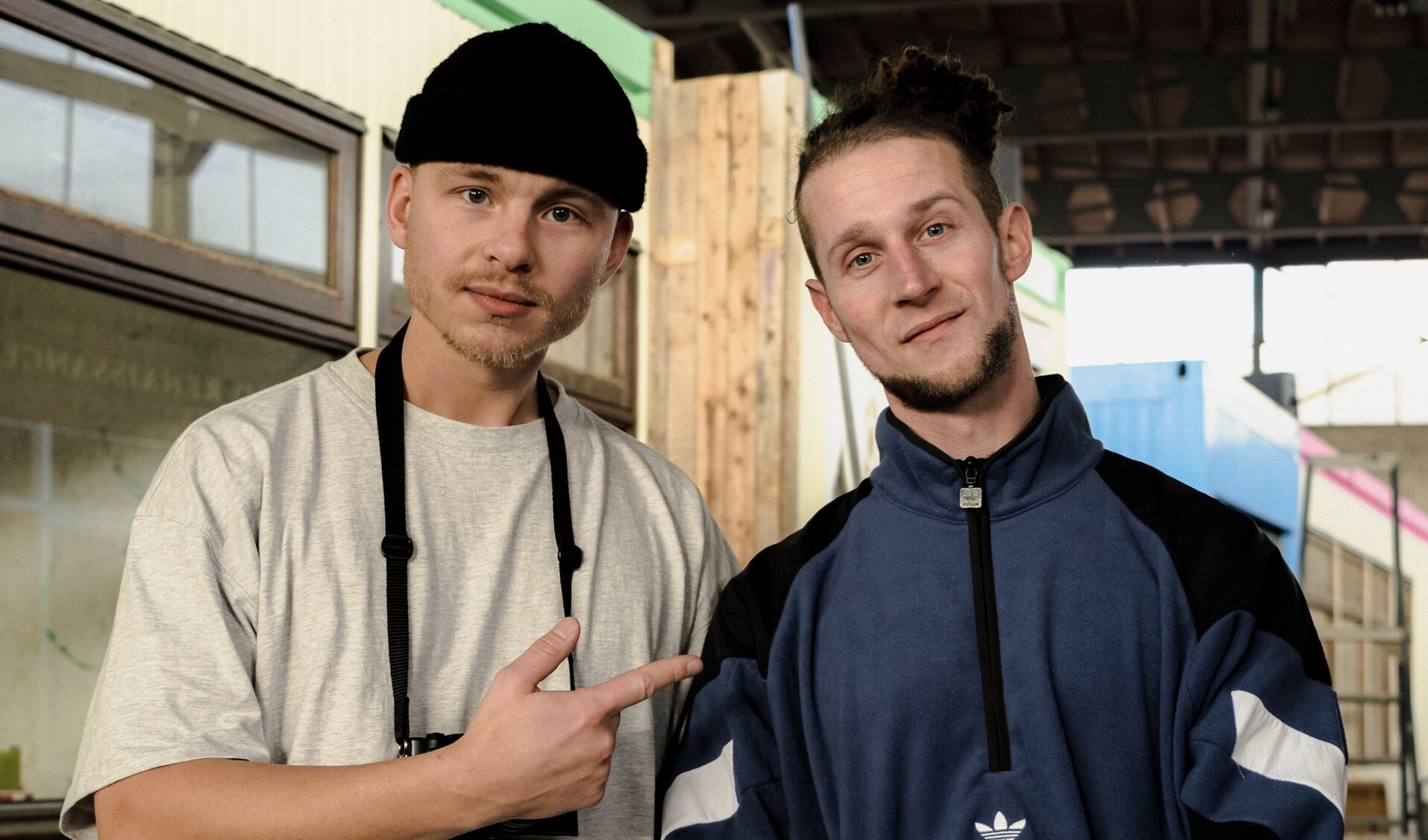 Fotograaf Mitchel Lensink en schrijver Thijs Tomassen hebben de veerkracht, hoop en noodzaak van de festival- en clubcultuur vastgelegd in het boek de Ontluiking. 