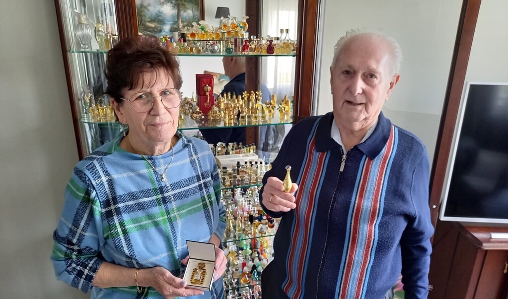 Dicky van Dorland en Paul Swagers waren op 18 april 65 jaar getrouwd. Hier staan ze bij de verzameling van Dicky: parfumflesjes. Ze heeft er liefst 6000!
