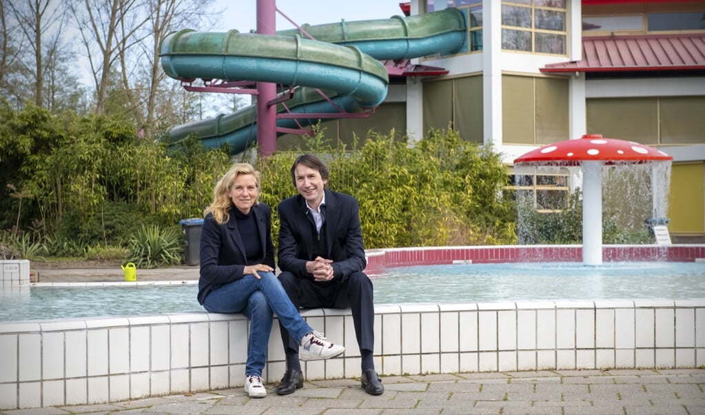 Wethouder Herbert Raat met Heleen van Ketwich Verschuur, directeur Amstelveensport, bij zwembad De Meerkamp.