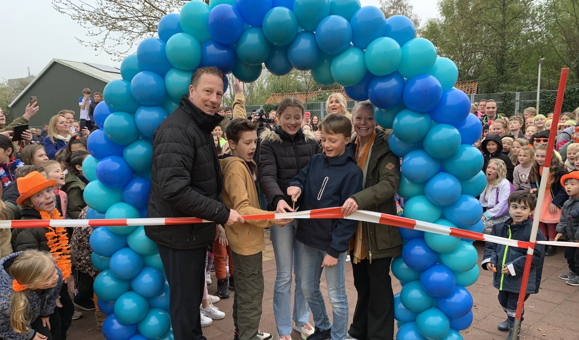 De feestelijke opening van het avontuurlijke en duurzame schoolplein van de Karel Eijkmanschool.