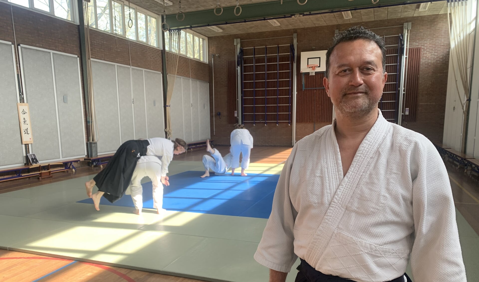 Voorzitter en trainer Marcel Kok van Aikidocentrum Zeist in de sporthal.