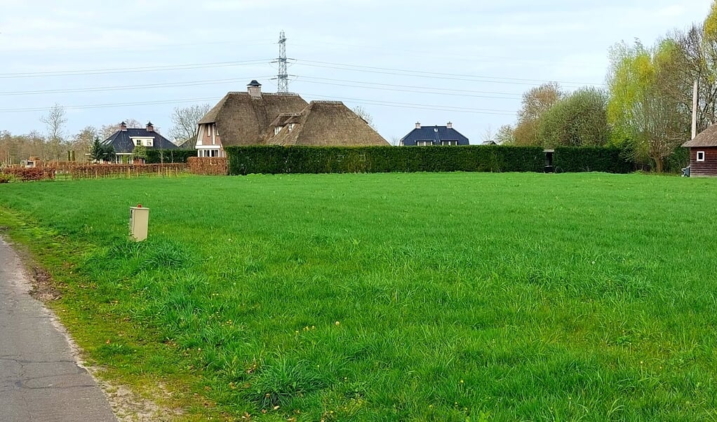 Op het terrein aan de Nachtegaalweg in Kootwijkerbroek moet vijf vrijstaande woningen worden gebouwd.