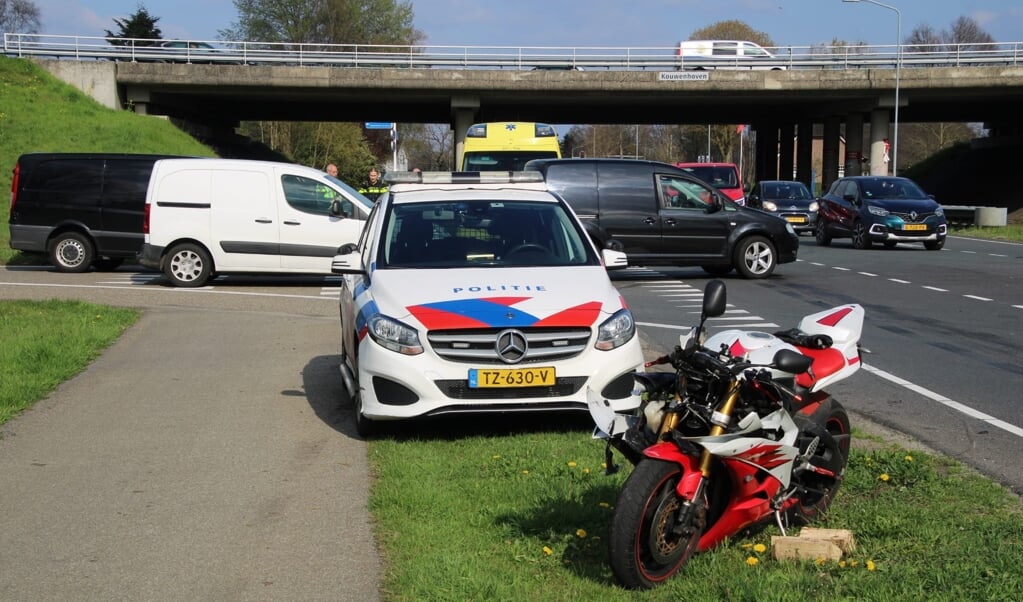 De zwaar beschadigde motor na het ongeval.