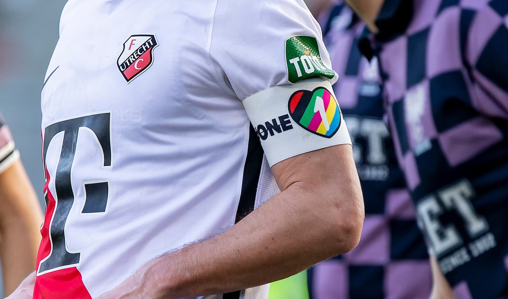 'De OneLove campagne van de KNVB die staat voor verbinding en tegen alle vormen van discriminatie in het voetbal. Waarom geldt deze gedachte dan niet voor het legale beroep van sekswerk?'