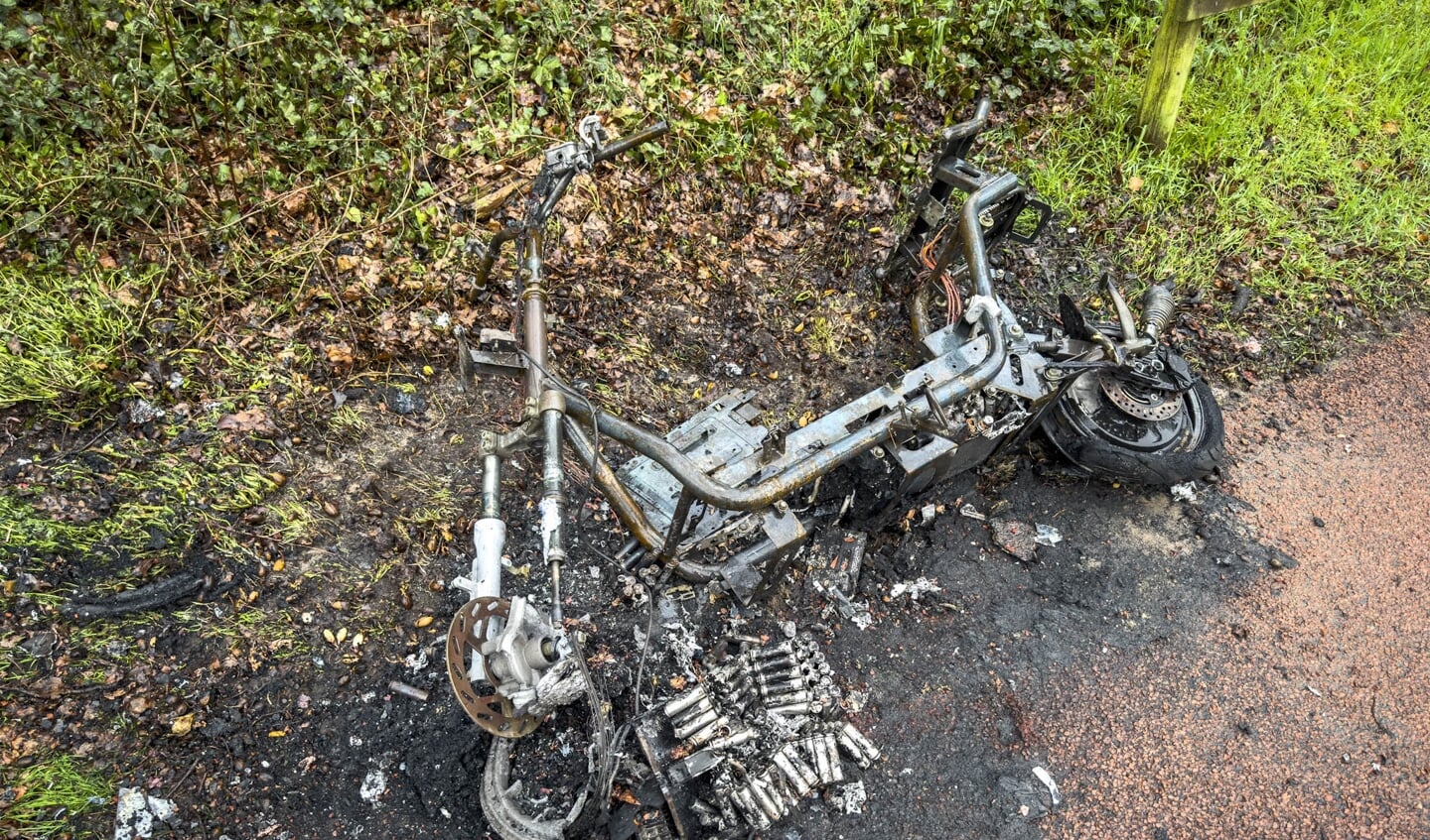 De enkele afgebrande scooter werd aangetroffen op de Bosweg.