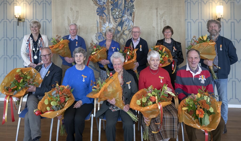 Staand vlnr.: burgemeester Agnes Schaap, dhr. Bert Keukenkamp, mw. Janny Keukenkamp, dhr. Martien van Leeuwen, mw. Greet Visser-Schoon, dhr. Dirk van Veelen.
Zittend vlnr.: dhr. Harm Wezel, mw. Thea den Dulk-Hoffman, mw. Gerda Schuddebol, mw. Maria Polderman, dhr. Ronald Polderman.