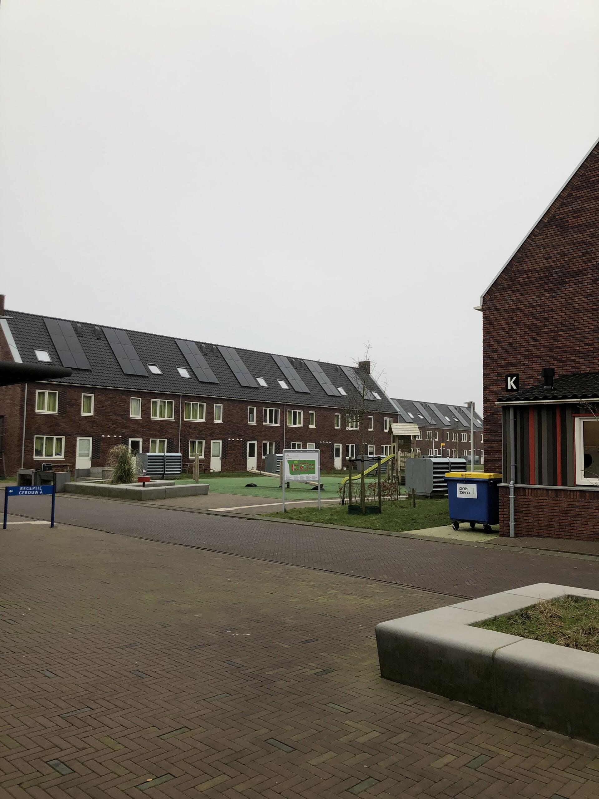 Impressie van het azc in Burgum in Friesland. Een vergelijkbaar project ziet Barneveld ook graag: een azc in de vorm van rijwoningen.