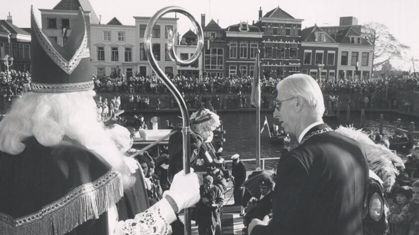 Burgemeester L. Vleggeert ontvangt Sinterklaas in de Lingehaven tijdens de landelijke intocht in 1989