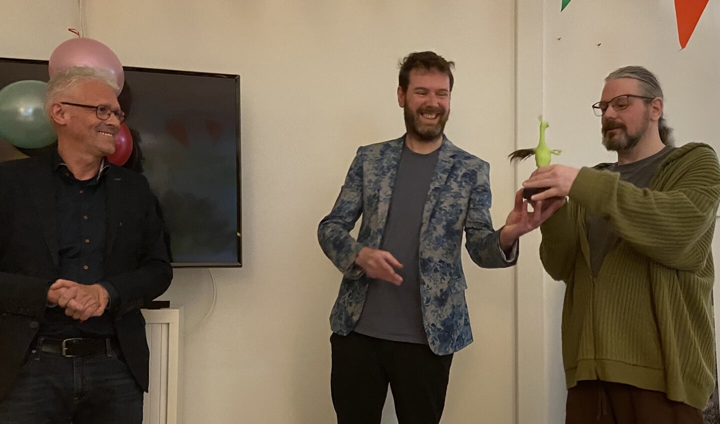 Van links naar rechts; Frank Houben directeur, Dolf Veenvliet hoofddocent, Arthur Keijzer docent 3D Ambacht met de Dikke Duim wisseltrofee.