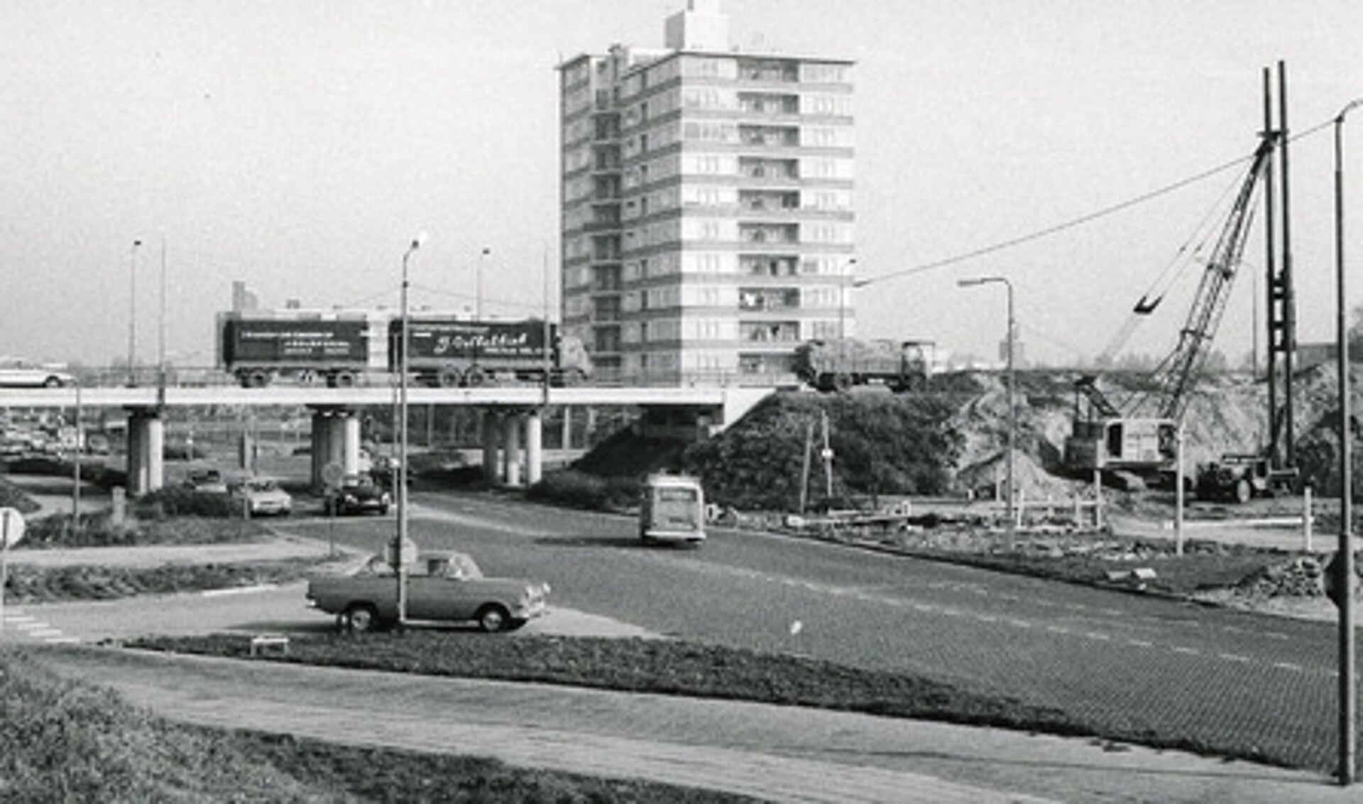 Op de foto het inmiddels gesloopte A9-viaduct en een van de Meandertorens in het centrum van Amstelveen.