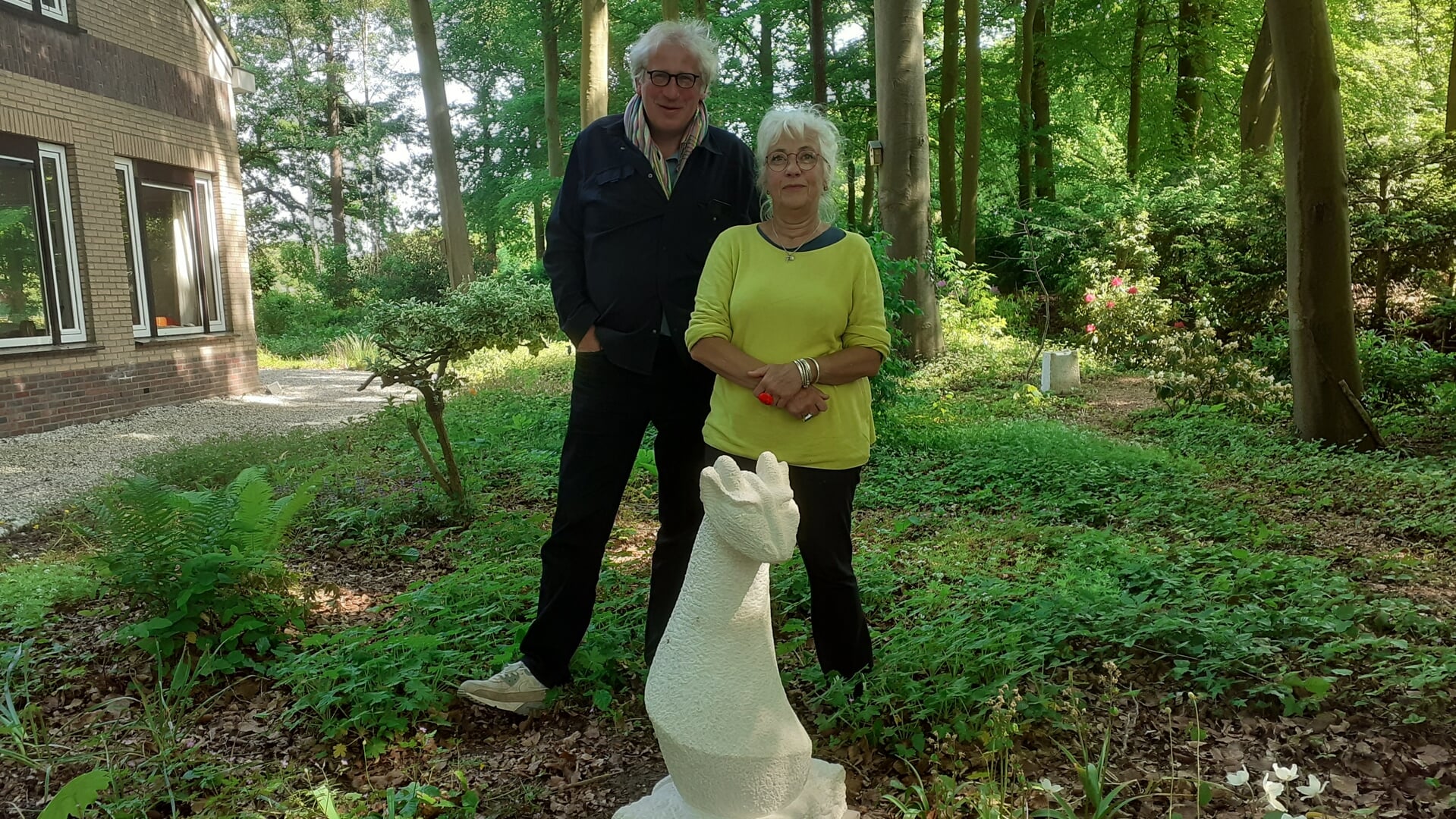 Willem Boronski en Ida Thoenes poseren bij een van de 'beschermdieren'