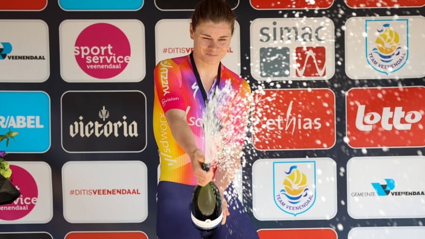 Lotte Kopecky won de wedstrijd bij de vrouwen en mocht daarom de champagne ontkurken.
