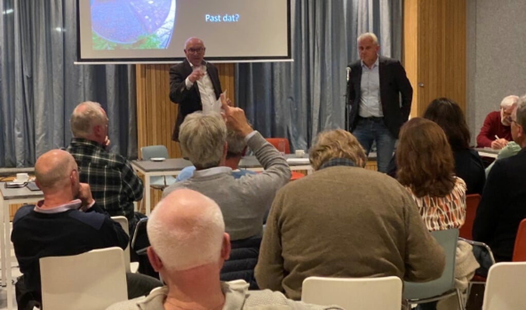 Wethouder Hagedoorn (r) zal de ‘doorfietsroute’ kortsluiten met de wethouder Mobiliteit 