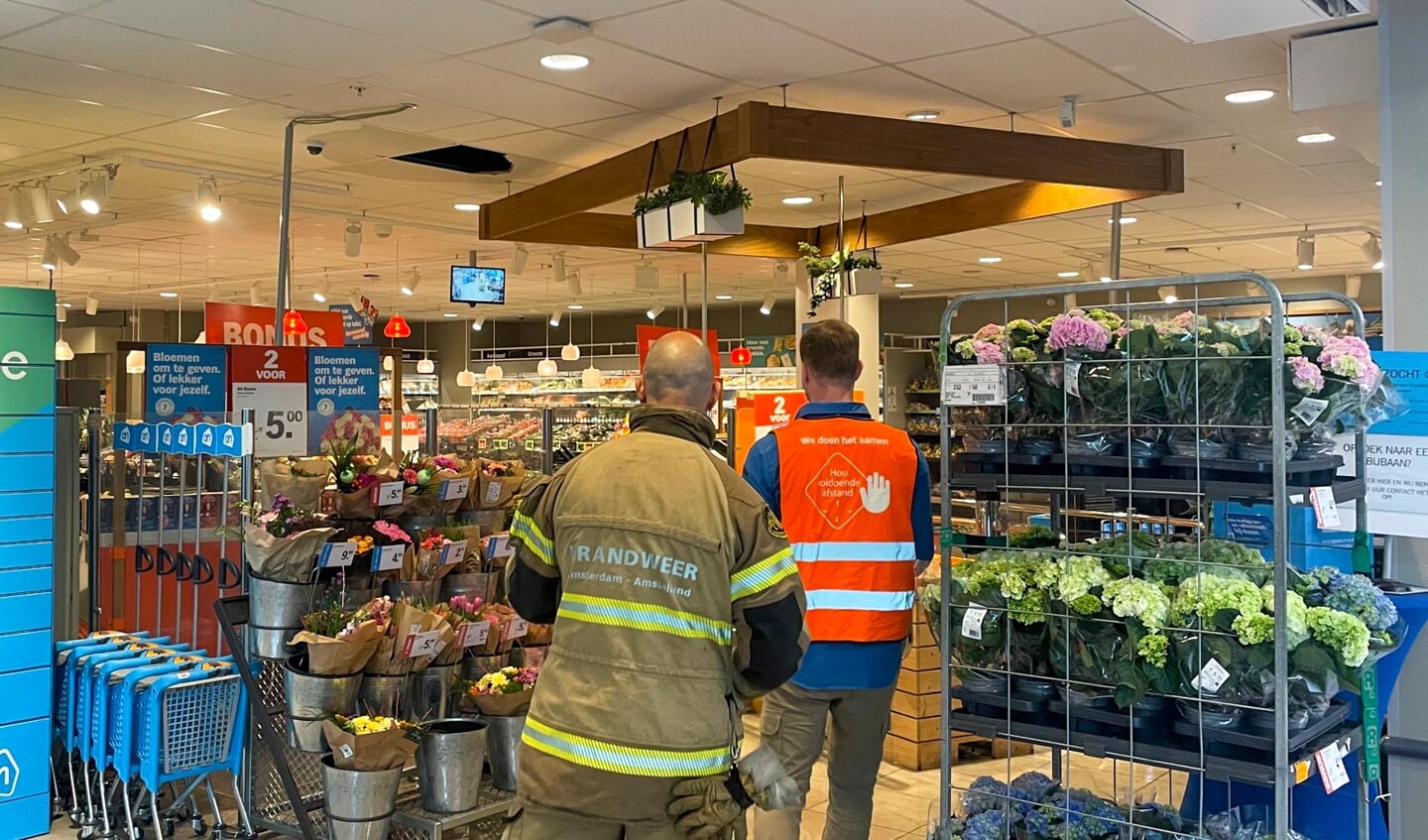 De brandweer bood hulp in de supermarkt waar een gat was ontstaan.