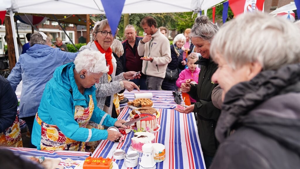 Proeven van de creaties van de deelnemers aan de taartenbakwedstrijd op Bevrijdingsdag in 2023 in het Oude Dorp. 