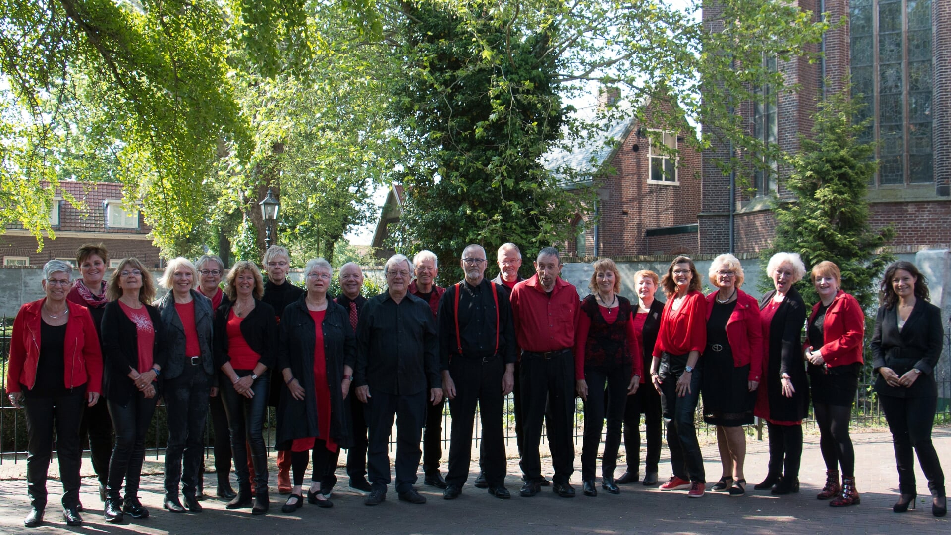 Het gemengd koor Flashback naast de Catharinakapel, waar zij op zaterdag 3 juni een gratis Koffieconcert geven.
